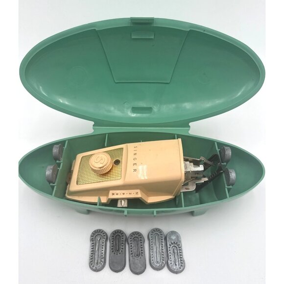 Vintage 60s Singer Buttonholer #2482607 Attachments, Green Retro Case - Picture 9 of 10